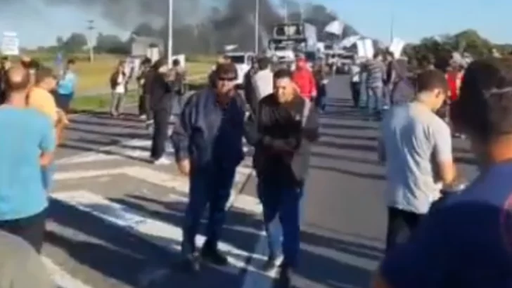 Trabajadores de Acindar cortaron la autopista Rosario-Buenos Aires en protesta por la paralización de la planta