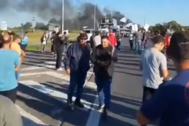 Trabajadores de Acindar cortaron la autopista Rosario-Buenos Aires en protesta por la paralización de la planta