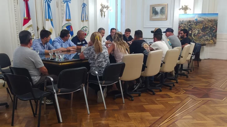 Javkin se reunión con representantes de los taxistas