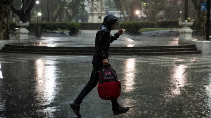 Reportan fuerte caída de granizo en el centro de Rosario