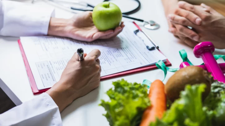 La Sociedad Argentina de Pediatría recomendó que los kioscos de las escuelas no ofrezcan alimentos con sellos negros