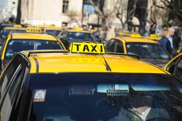 Dueños de taxis piden un aumento por tarifas