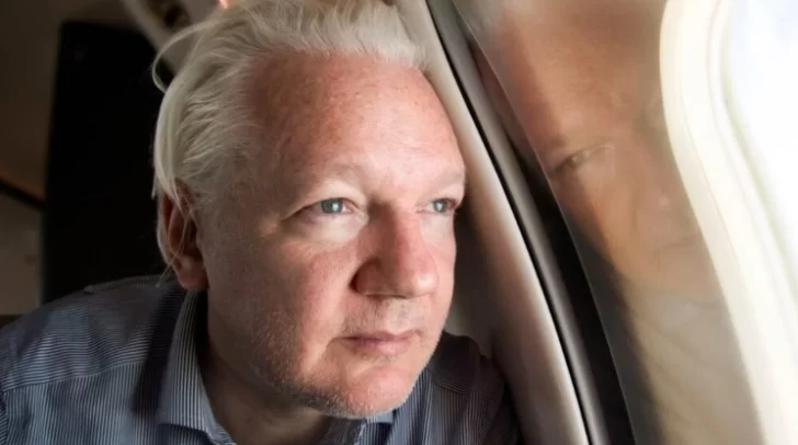 Julian Assange sale en libertad