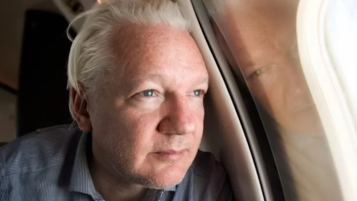 Julian Assange sale en libertad