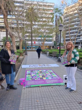 Miradas realizó una intervención callejera para sensibilizar sobre los consumos problemáticos