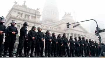 Organizaciones sociales y gremios manifiestan frente al Congreso nacional