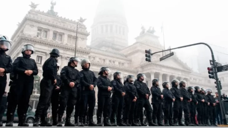 Organizaciones sociales y gremios manifiestan frente al Congreso nacional