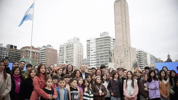 Javkin otorgó la “Orden del Rosario” al Consejo de Niñas y Niños de la ciudad