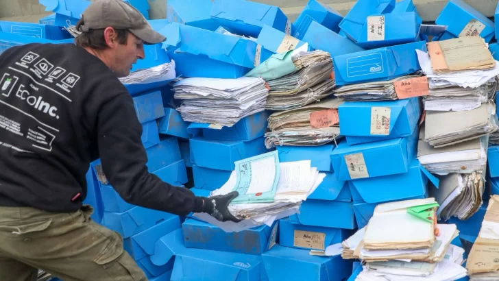 Reciclan más de 15 toneladas de expedientes que están en descarte en Salud