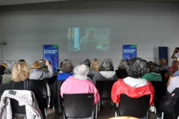 Alrededor de 200 adultas y adultos mayores se capacitaron en prevención de ciberdelitos