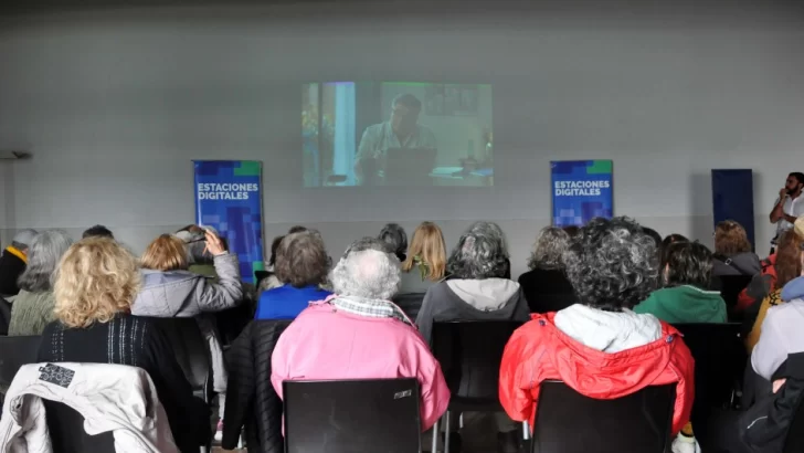 Alrededor de 200 adultas y adultos mayores se capacitaron en prevención de ciberdelitos