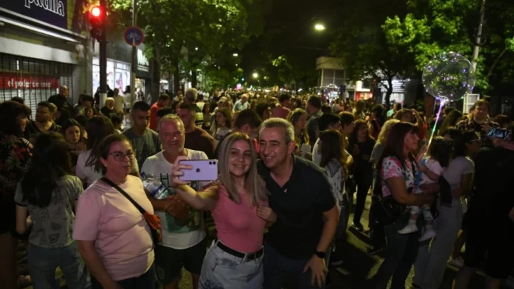 Una multitud disfrutó de la gran fiesta a cielo abierto de Echesortu, con música, ofertas y gastronomía