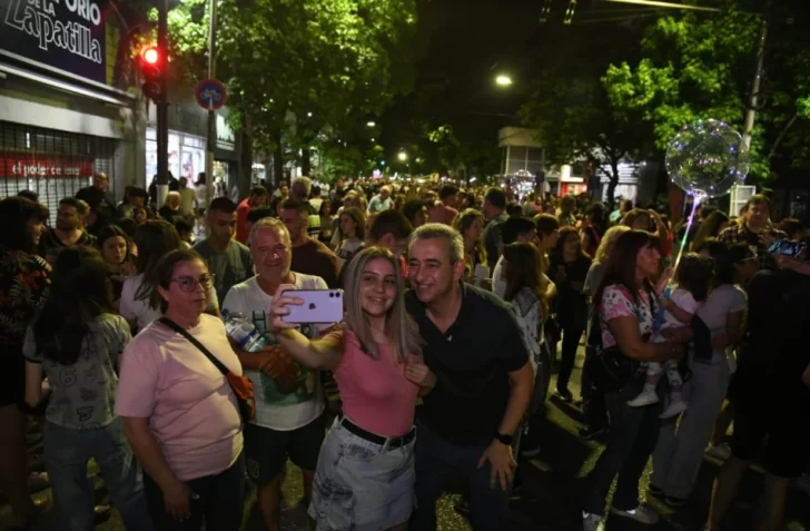 Una multitud disfrutó de la gran fiesta a cielo abierto de Echesortu, con música, ofertas y gastronomía