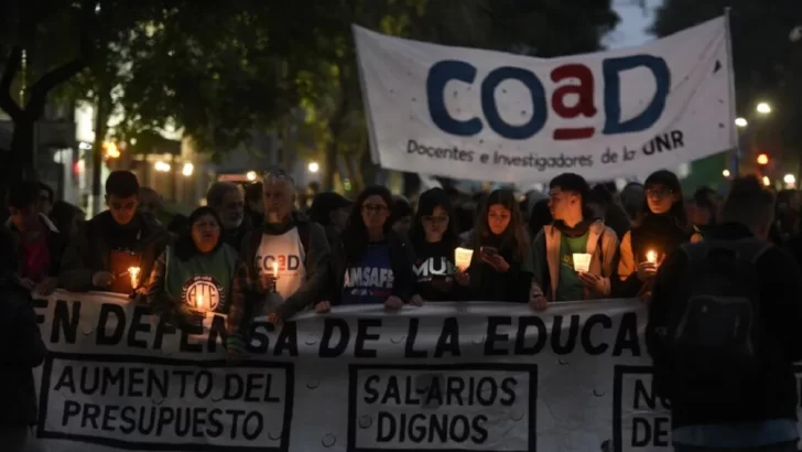 Rosario marcha con antorchas en defensa de la educación pública y mejoras de presupuesto