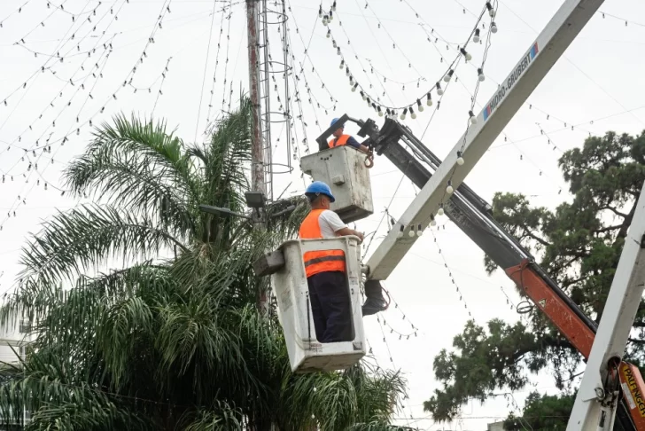 A la espera del encendido: arrancó el armado del arbolito de Navidad en Oroño y Pellegrini