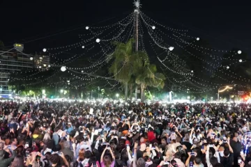 Miles de personas participaron del encendido del Árbol de Navidad en Oroño y Pellegrini