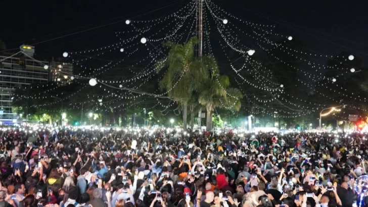 Miles de personas participaron del encendido del Árbol de Navidad en Oroño y Pellegrini