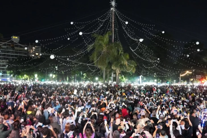 Miles de personas participaron del encendido del Árbol de Navidad en Oroño y Pellegrini