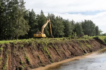 Comenzaron a trabajar para limpiar un sector del arroyo Ludueña