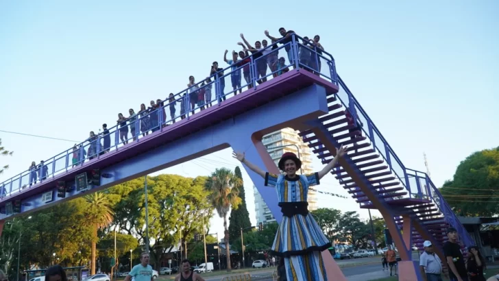 El Puente de las Mujeres sobre bulevar Rondeau recibió una especial intervención artística