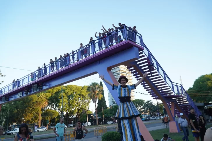 El Puente de las Mujeres sobre bulevar Rondeau recibió una especial intervención artística