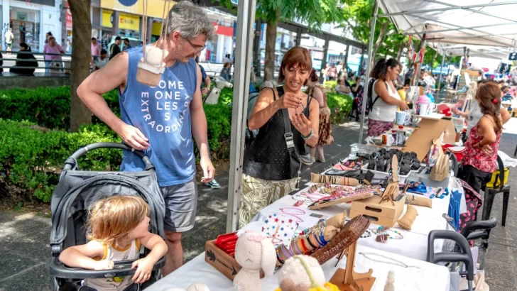 Abre la Feria Especial de las Infancias en plaza Sarmiento con productos de la Economía Social