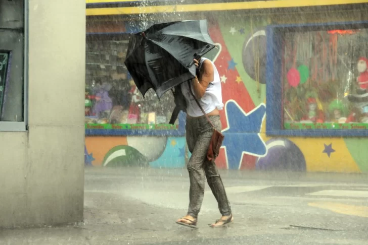 Lluvia en la ciudad y alerta amarillo por tormentas