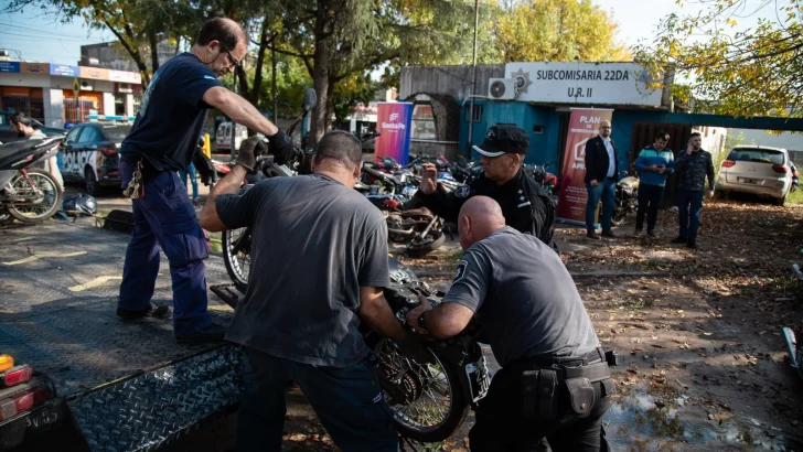 Sigue el operativo para retirar vehículos de las comisarías de Rosario