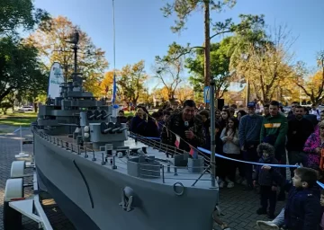 Se exhibe una réplica a escala del ARA General Belgrano en el Monumento a la Bandera