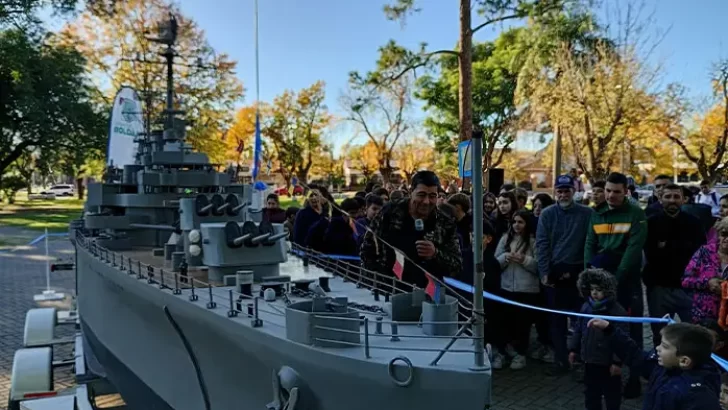 Se exhibe una réplica a escala del ARA General Belgrano en el Monumento a la Bandera