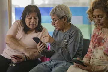 Comenzaron los talleres sobre uso de celular para adultos mayores