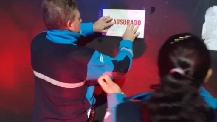 En medio de la veda desarticularon una fiesta clandestina en un club clausurado