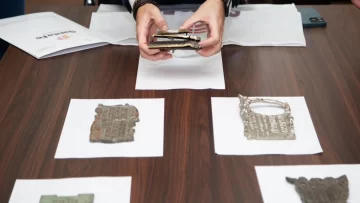 Recuperadas: devuelven placas de bronce que fueron robadas de los cementerios