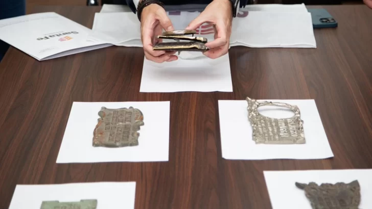 Recuperadas: devuelven placas de bronce que fueron robadas de los cementerios