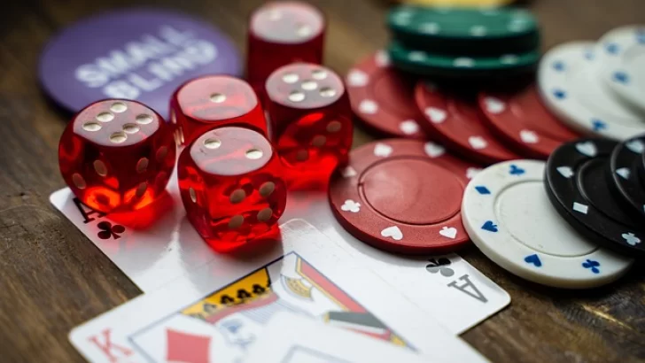 In fraganti: desbarataron casino clandestino mientras jugaban al póker