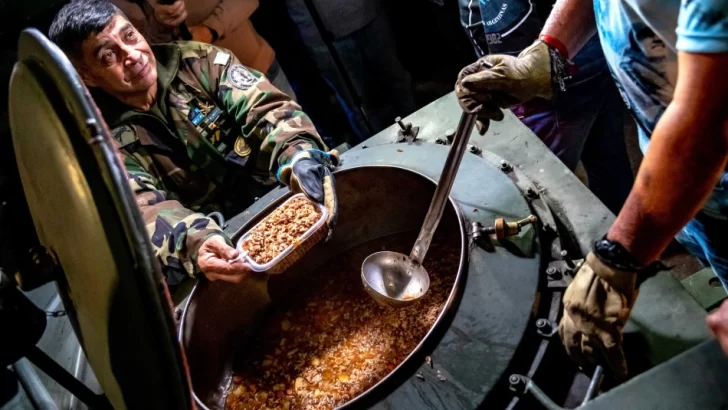 Soldados Ex Combatientes de Malvinas comenzaron el reparto nocturno de alimentos