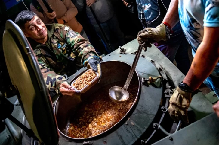 Soldados Ex Combatientes de Malvinas comenzaron el reparto nocturno de alimentos