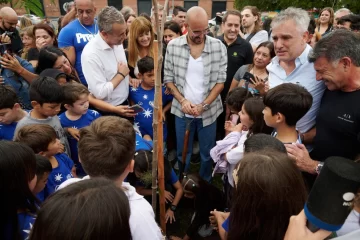 Abel Pintos y Pablo Javkin plantaron árboles en el Parque Nacional a la Bandera
