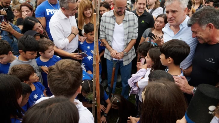 Abel Pintos y Pablo Javkin plantaron árboles en el Parque Nacional a la Bandera