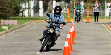Proponen que a los 16 y 17 años se pueda obtener la licencia de conducir para motos y autos