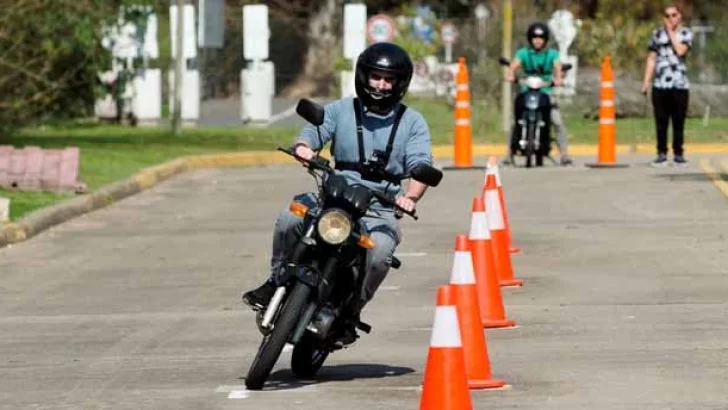 Proponen que a los 16 y 17 años se pueda obtener la licencia de conducir para motos y autos