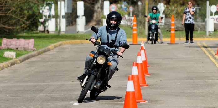 Proponen que a los 16 y 17 años se pueda obtener la licencia de conducir para motos y autos