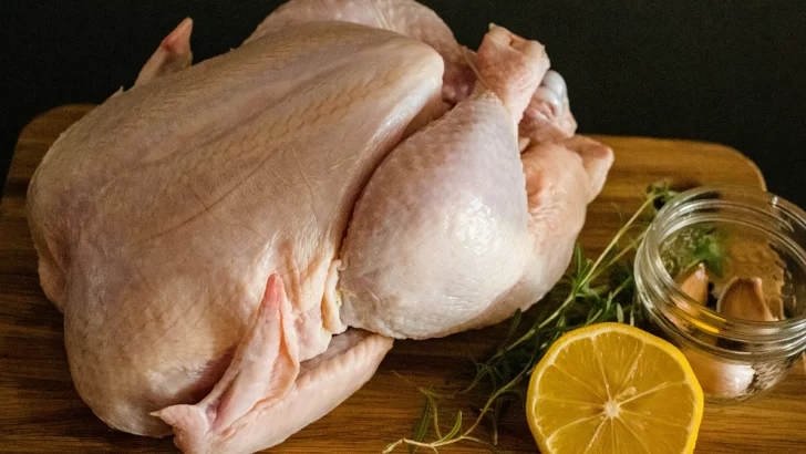 El pollo destronó a la vaca como la carne más consumida por los argentinos