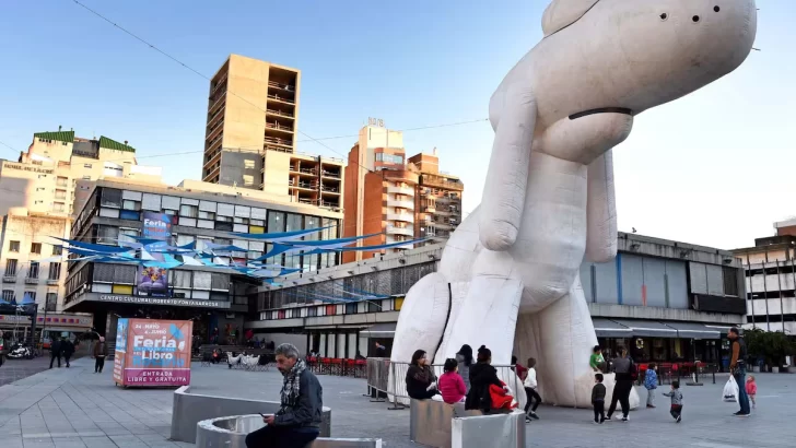 El Cultural Fontanarrosa estrena nueva fachada con un espectáculo lumínico y musical