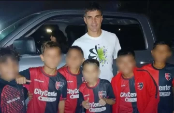 Sancionaron a chicos de 9 años de las inferiores de Newell’s por tomarse una foto con un jugador de Central