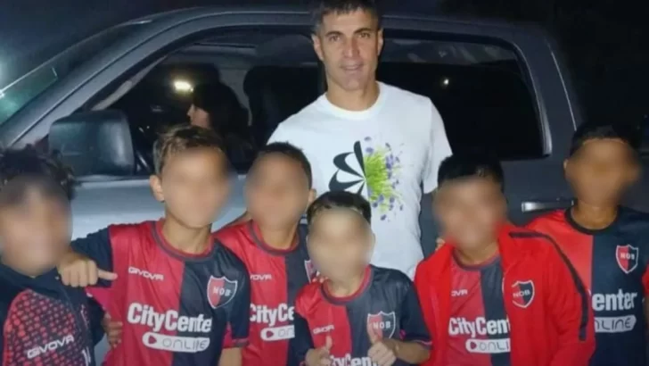 Sancionaron a chicos de 9 años de las inferiores de Newell’s por tomarse una foto con un jugador de Central