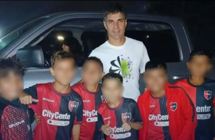 Sancionaron a chicos de 9 años de las inferiores de Newell’s por tomarse una foto con un jugador de Central