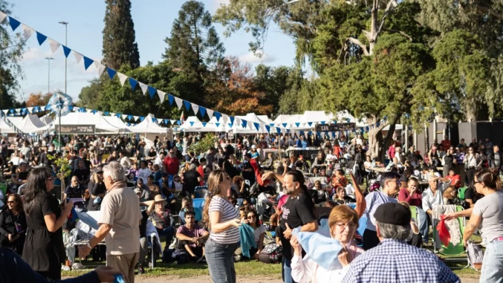 Gran fiesta popular con desfile patrio para celebrar el 9 de Julio