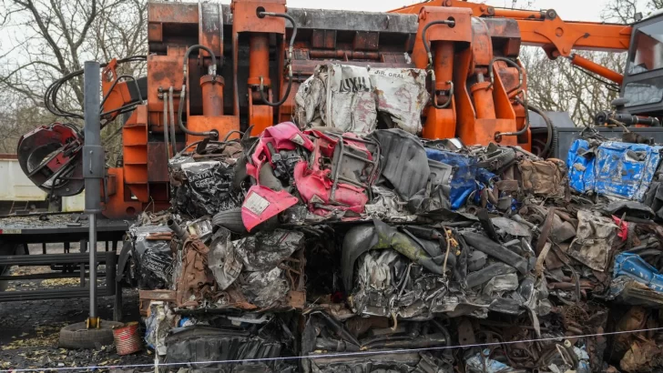 Recuperando espacios: la Provincia terminó con el “cementerio de autos” de La Tablada