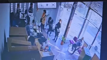 Video: Un cliente enojado entró con un pico y destrozó la oficina de la EPE en San Jorge